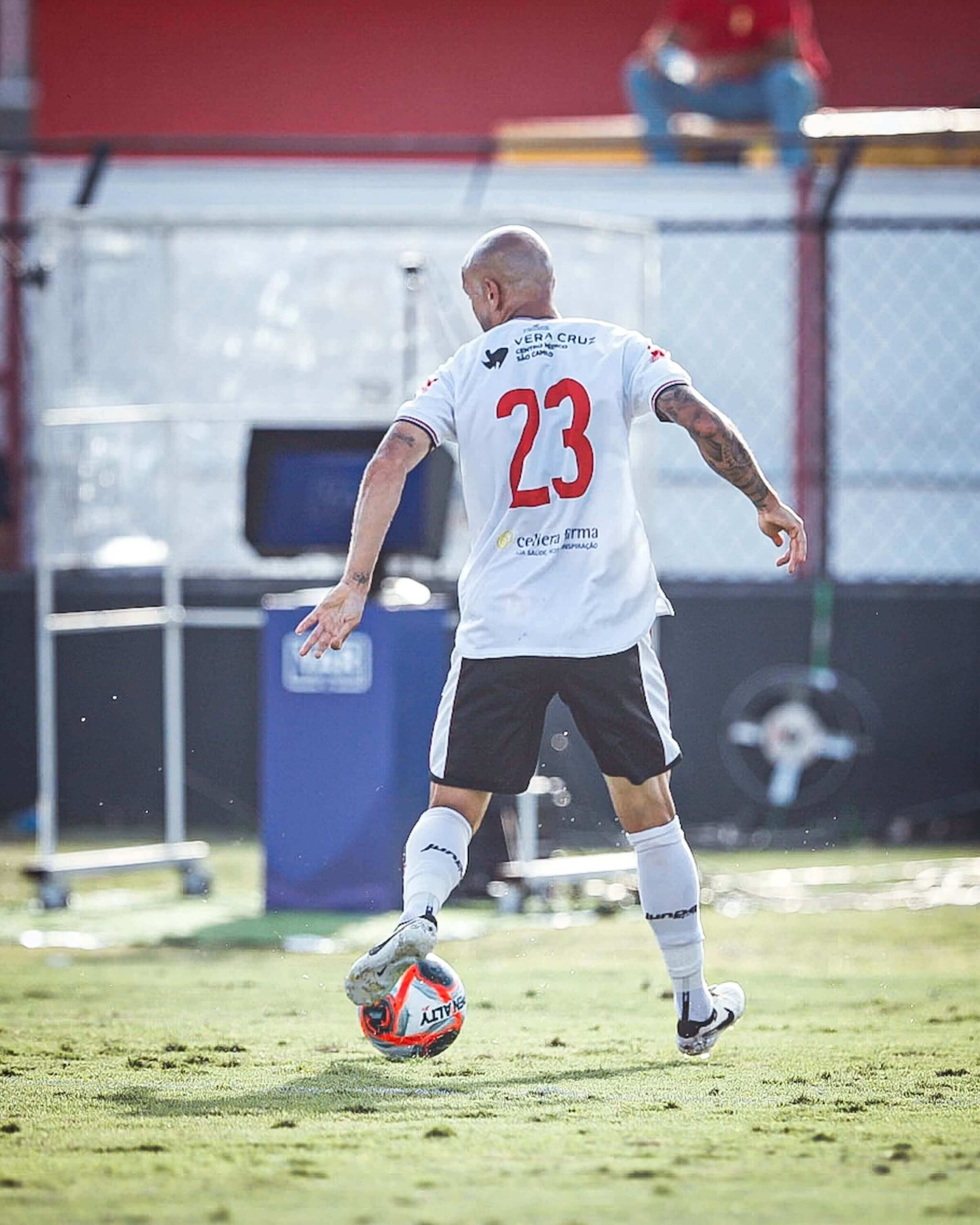 Jogadores do Primavera SAF em campo vestindo uniforme com a marca Cellera Farma
