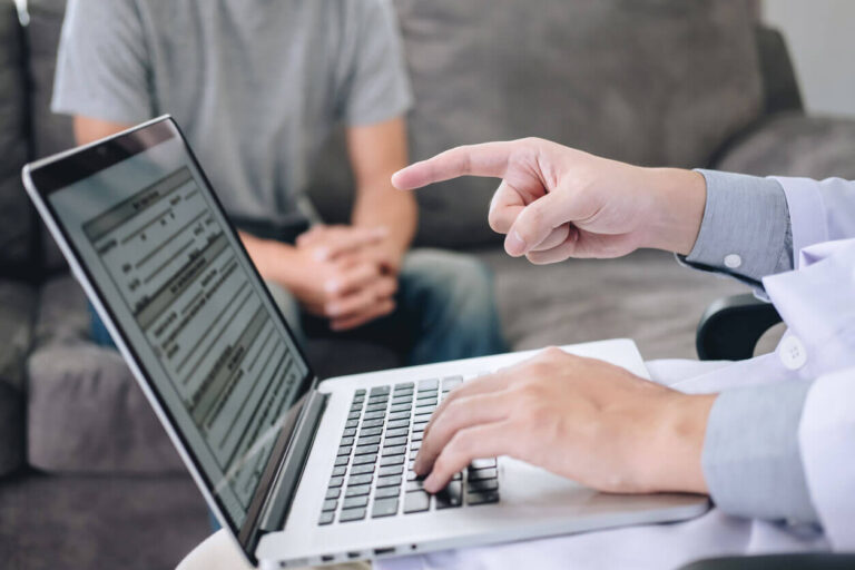 Imagem de terapeuta conversando com paciente que tem TDAH durante seção de terapia cognitivo comportamental – Cellera Farma.