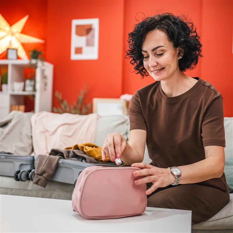 Farmacinha de férias com medicamentos básicos e probióticos para manter a saúde durante as viagens