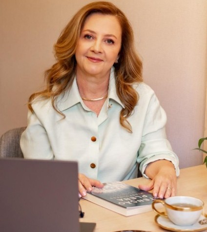 A médica especialista em medicina capilar Dra. Valéria Armando durante entrevista sobre intestino e saúde do cabelo promovida pela Cellera Farma